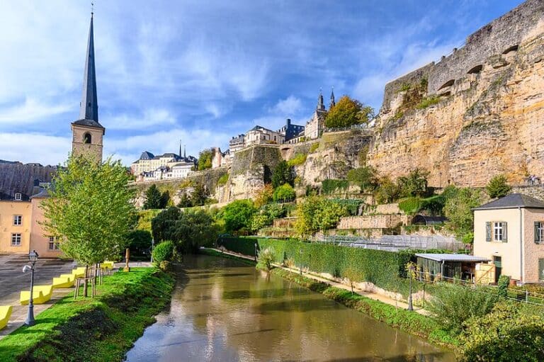 Luxemburgo, el destino laboral de ensueño para españoles: Salarios promedio de 67.263 euros anuales y más de 3.800 ofertas de empleo